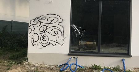 Ktoś zniszczył elewację na budynku. Nagroda za wskazanie sprawcy