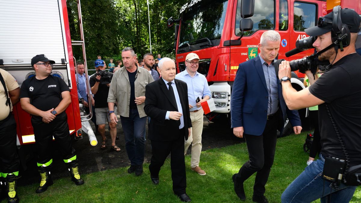 Połajewo, 30.07.2023. Prezes Prawa i Sprawiedliwości, wicepremier Jarosław Kaczyński (C) podczas pikniku rodzinnego z cyklu "Z miłości do Polski" w miejscowości Połajewo, 30 bm. (jk/amb) PAP/Jakub Kaczmarczyk