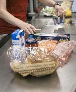 Ile zarabiają kasjerzy? Stawki zależą od województw