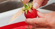 Polacy co sezon marnują cenny produkt. Wystarczy wrzucić do słoja i zalać wodą z cukrem