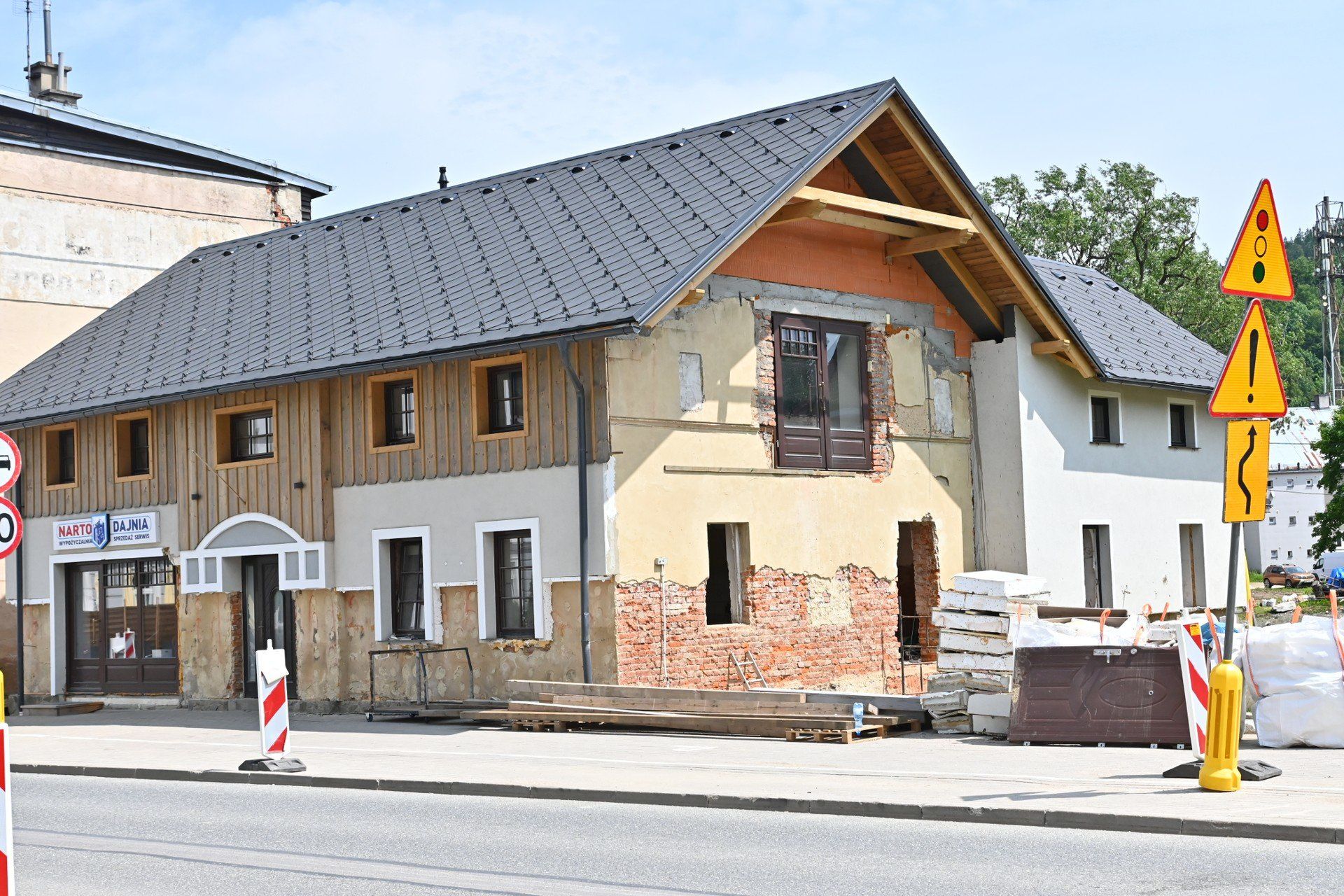 Tak w czerwcu 2025 roku wyglądała jedna z głównych ulic w Stroniu Śląskim. Skutki powodzi wciąż są widoczne.