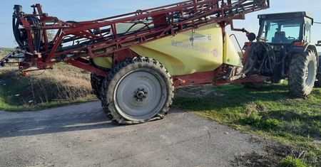 Tragedia w Mętowie. Motocyklista zderzył się z ciągnikiem, który skręcał na pole. 21-latek zginął na miejscu