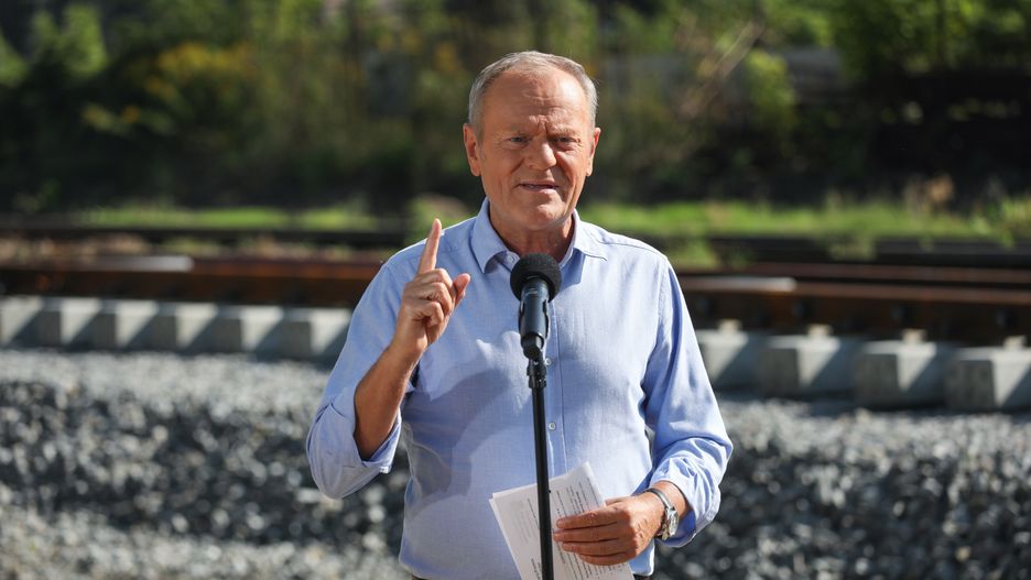 Łomża, 05.09.2025. Premier Donald Tusk podczas wizyty na terenie rewitalizowanej linii kolejowej nr 49 Łomża-Śniadowo, 5 bm. w Łomży. (sko) PAP/Artur Reszko
