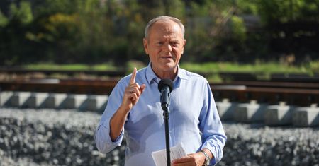 Tusk kontra Republika. "Ostrożnie z chwaleniem się rozmiarami"