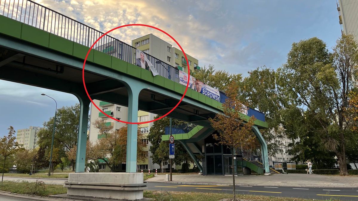 Niektóre plakaty ledwie się trzymają