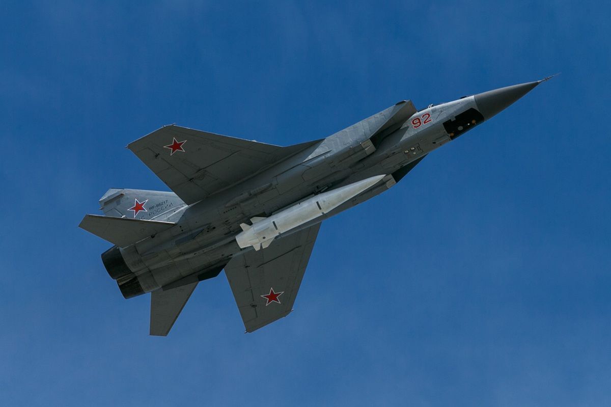 Russian MiG-31 intercepts US B-1B bombers near the Barents Sea