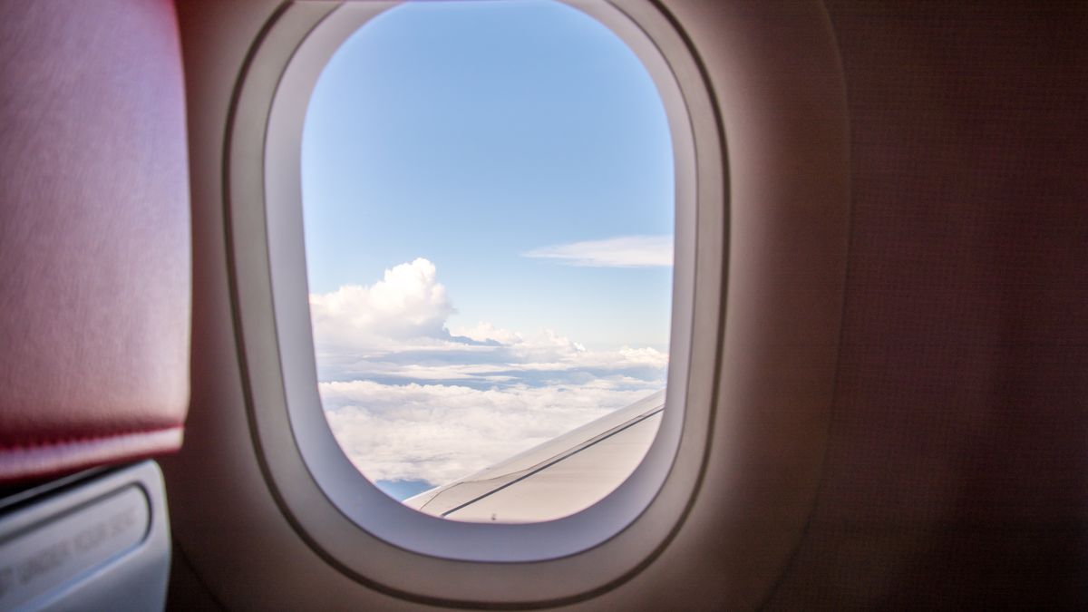 W oknach samolotu znajdują się małe dziurki