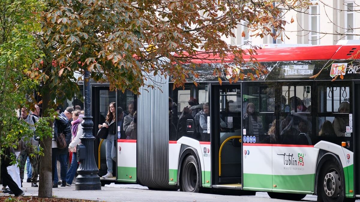 Pasażerowie wysiadający z autobusu na przystanku przy Placu Litewskim
