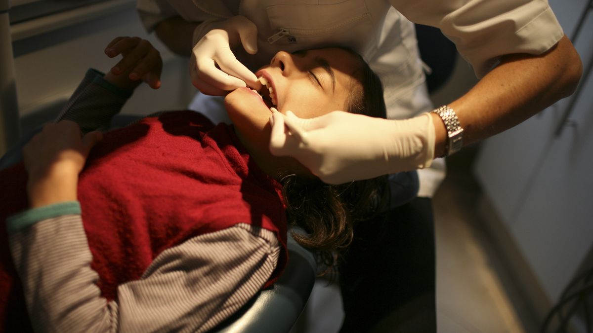 Wypadanie zębów może być kolejnym objawem tzw. long Covid.