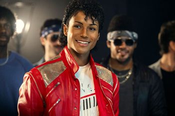 Hołd zamiast biografii. Kiedy legenda staje się dekoracją