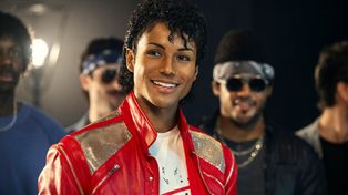 Hołd zamiast biografii. Kiedy legenda staje się dekoracją