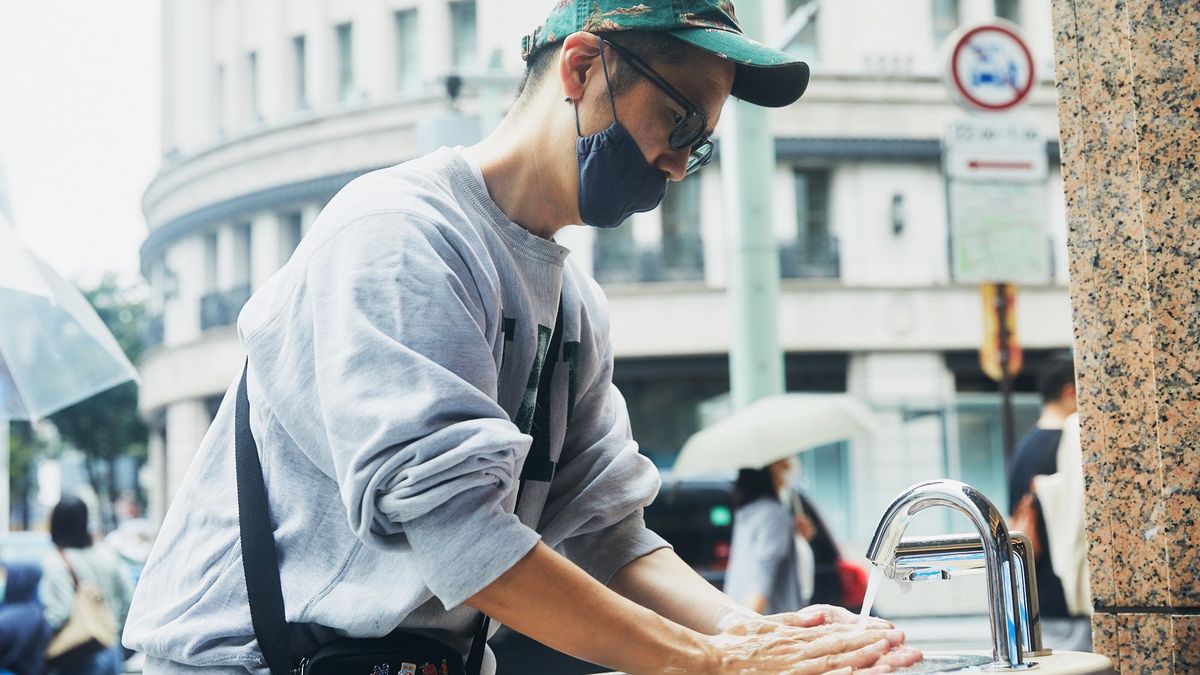 W trakcie mycia rąk urządzenie zdezynfekuje smartfon użytkownika