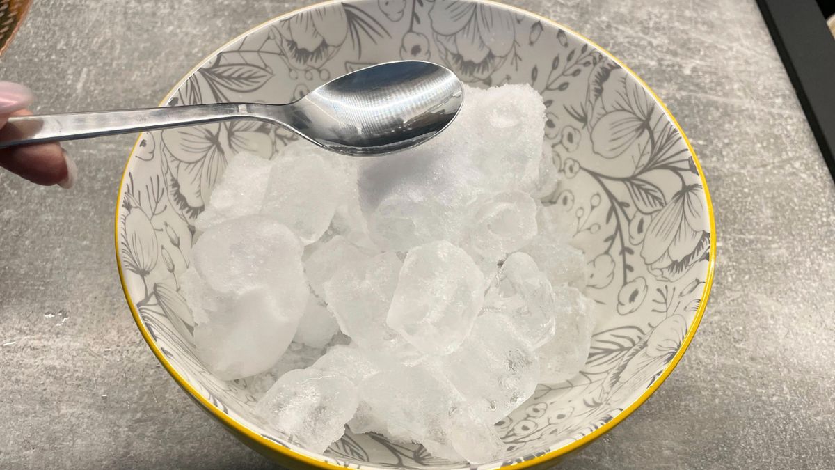 Miska z lodem i łyżka