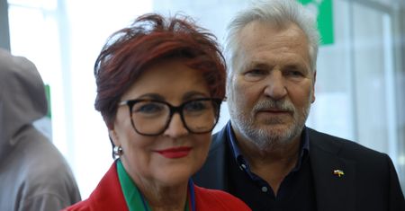"Ma wycięte całe kolano". Jolanta Kwaśniewska mówi o zdrowiu męża