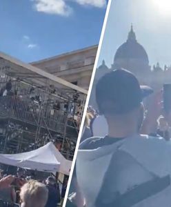 Pierwsze nagrania z placu świętego Piotra. "Clima de fiesta"