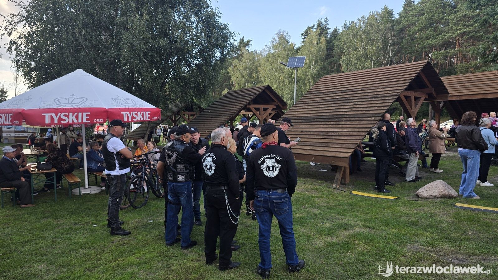 Piknik charytatywny nad jeziorem Lubiechowskim