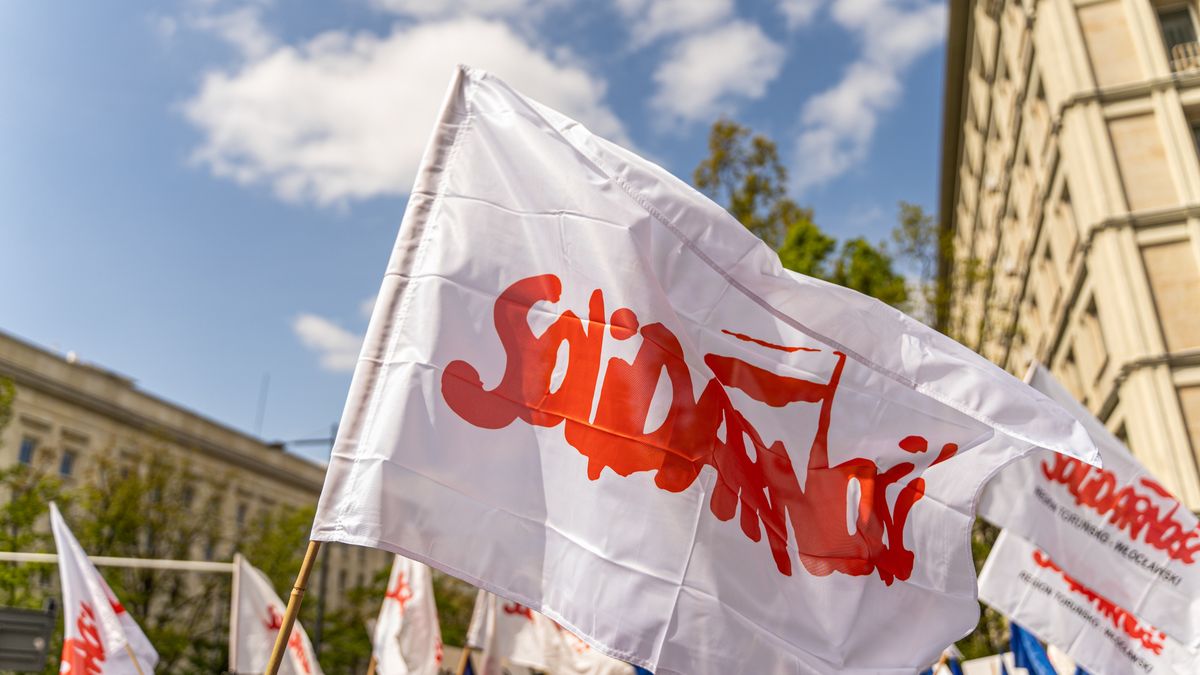 WARSAW, POLAND - 2024/04/23: Protesters wave Polish flags and flags with the Solidarnosc logo during the demonstration. Hundreds of people gathered in front of the Ministry of State Assets to protest against low wages in the Polish Post Office and massive layoffs in this sector. (Photo by Marek Antoni Iwanczuk/SOPA Images/LightRocket via Getty Images)