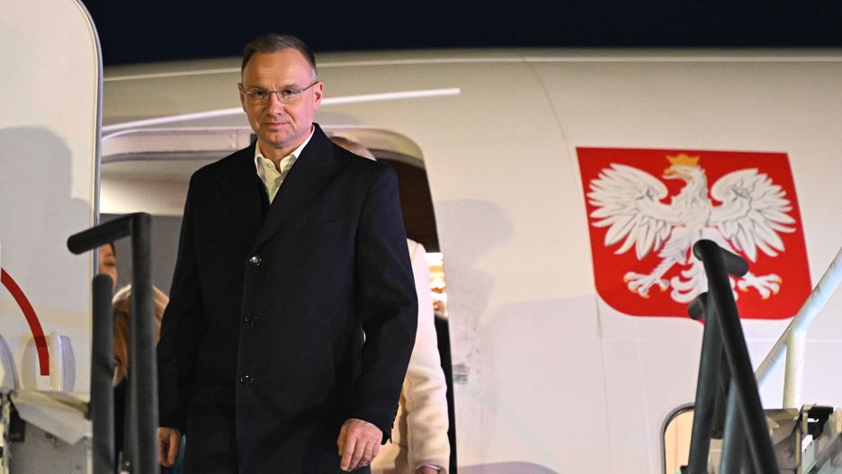 Edmonton, Kanada, 21.04.2024. Wizyta polskiej pary prezydenckiej w Kanadzie. Prezydent RP Andrzej Duda po wylądowaniu w Edmonton, 21 bm. Para prezydencka spotka się w Edmonton z Polonią z prowincji Alberta. (mr) PAP/Radek Pietruszka