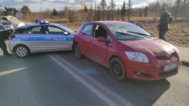 Lubań. Sceny niczym z filmu. Niemal potrącił pieszych, staranował radiowóz i zaatakował policjatankę