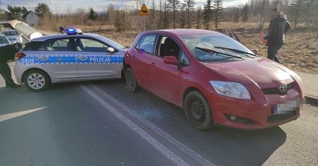 Lubań. Sceny niczym z filmu. Niemal potrącił pieszych, staranował radiowóz i zaatakował policjantkę