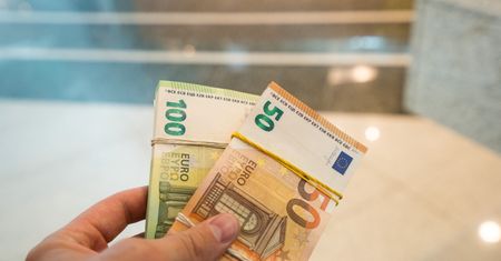 Kursy walut NBP 25.08.2021 Środowy kurs funta, euro, dolara i franka szwajcarskiego