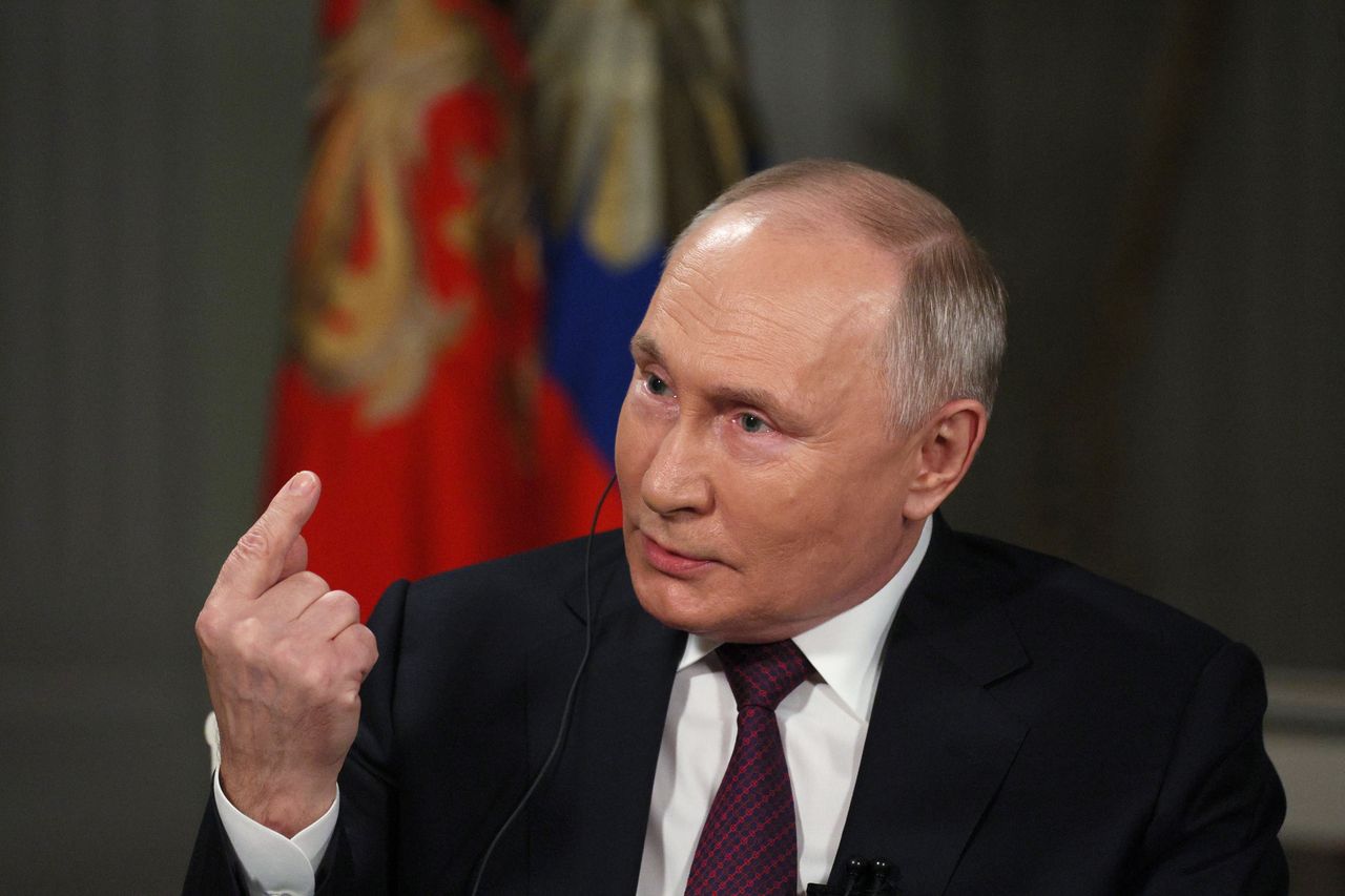 Russian President Vladimir Putin speaks during an interview with US journalist Tucker Carlson at the Kremlin in Moscow, Russia, 09 February 2024. EPA/GAVRIIL GRIGOROV/SPUTNIK/KREMLIN POOL MANDATORY CREDIT Dostawca: PAP/EPA.