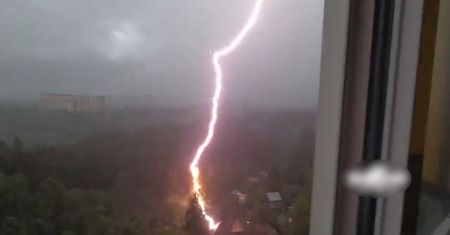 Uderzenie pioruna podpaliło dom. Szokujące nagranie podczas burzy w Rosji
