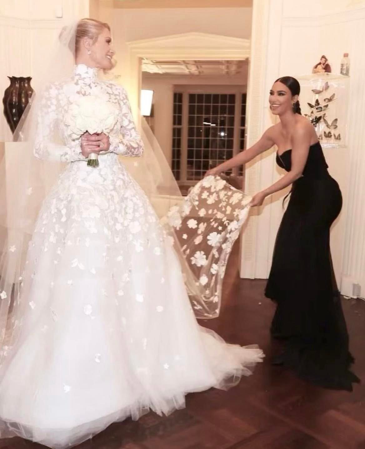 Internauci krytykują sukienkę Kim Kardashian ze ślubu Paris Hilton