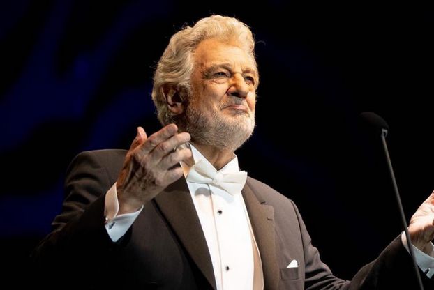 Śpiewak operowy Placido Domingo oskarżany o MOLESTOWANIE! "Zawsze w jakiś sposób dotykał i całował"