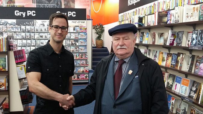 Lech Wałęsa rozczarowany brakiem Wiedźmina 3 w sklepie. "Nawet dla prezydenta nie ma?" [iGag] 1