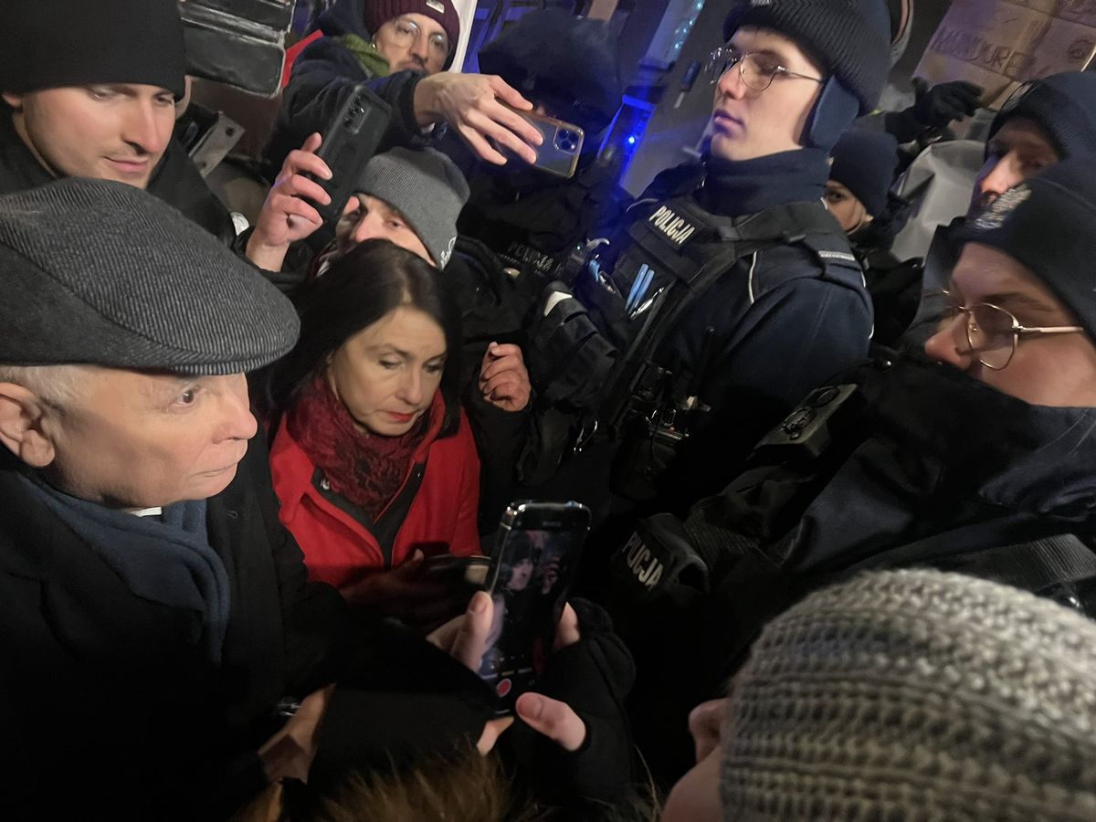 Jarosław Kaczyński przed komendą policji