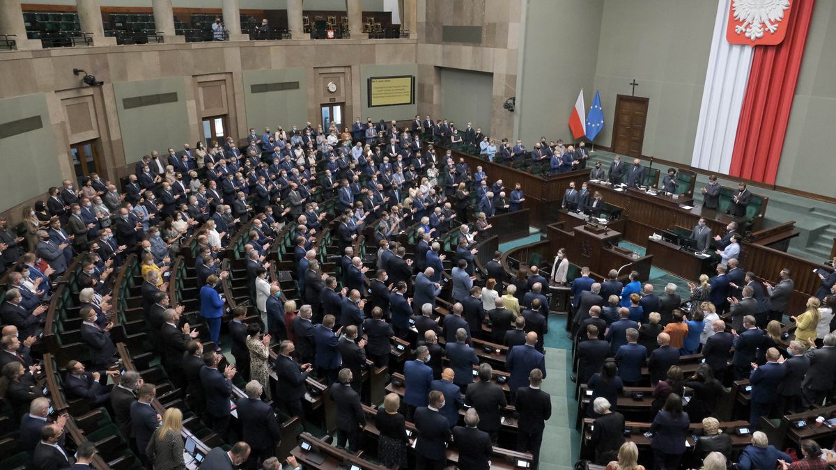 Warszawa, 15.09.2021. Posłowie na sali plenarnej Sejmu w Warszawie, 15 bm. Posłowie zajmą się min. projektami ustaw zapowiadanymi w ramach Polskiego Ładu. Sejm ma również przeprowadzić drugie czytanie pilnego rządowego projektu ustawy o rekompensacie dla przedsiębiorców z obszaru objętego stanem wyjątkowym. (jm) PAP/Mateusz Marek