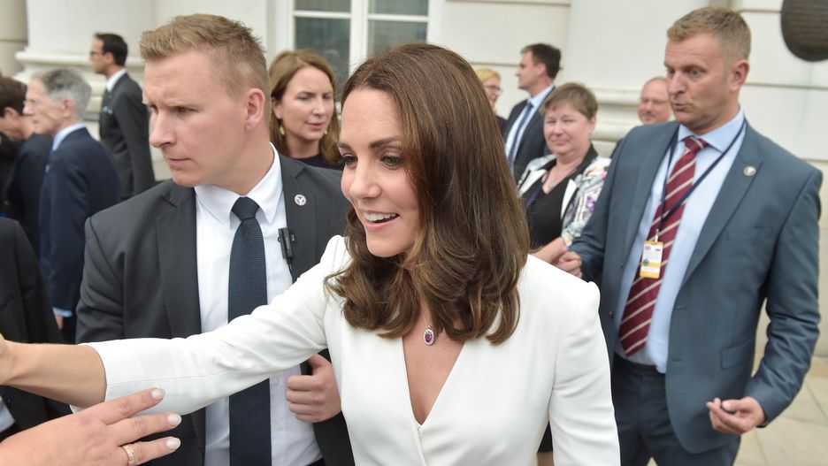 Księżna Kate z blizną na głowie