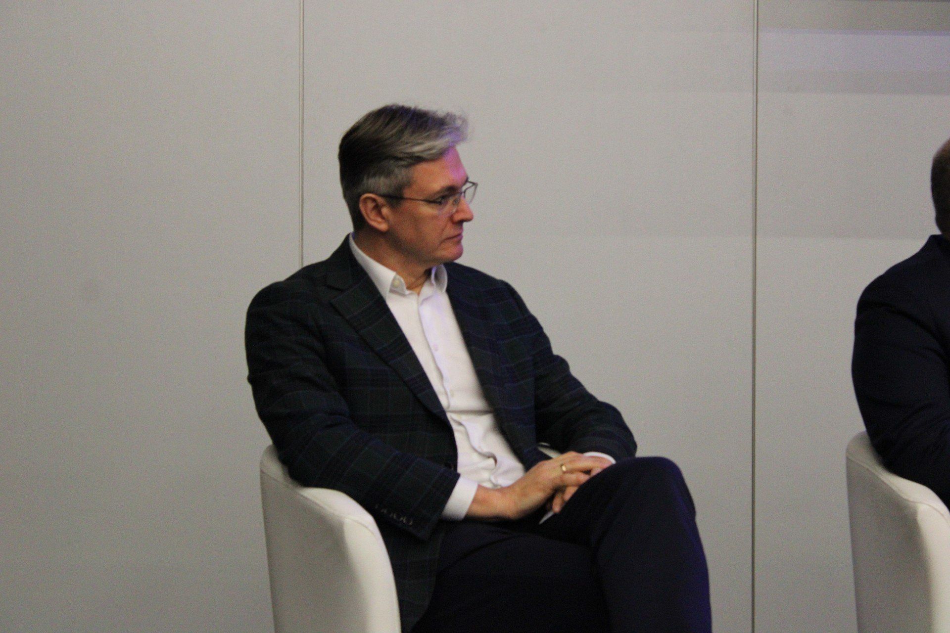 Adam Jarubas mówił o tym, jak unijna reforma rynku leków i przeniesienie produkcji kluczowych farmaceutyków do Europy mają poprawić dostępność nowoczesnych terapii w Polsce i wyrównać szanse pacjentów niezależnie od &#34;kodu pocztowego&#34;.