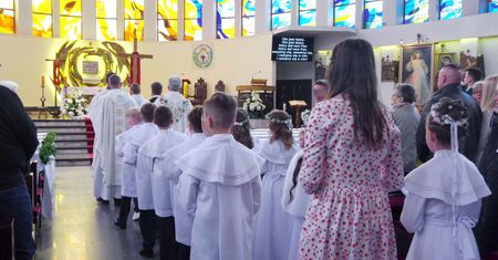 Przyjęcie komunijne za ponad osiem tysięcy złotych. Oto ile trzeba teraz płacić za osobę