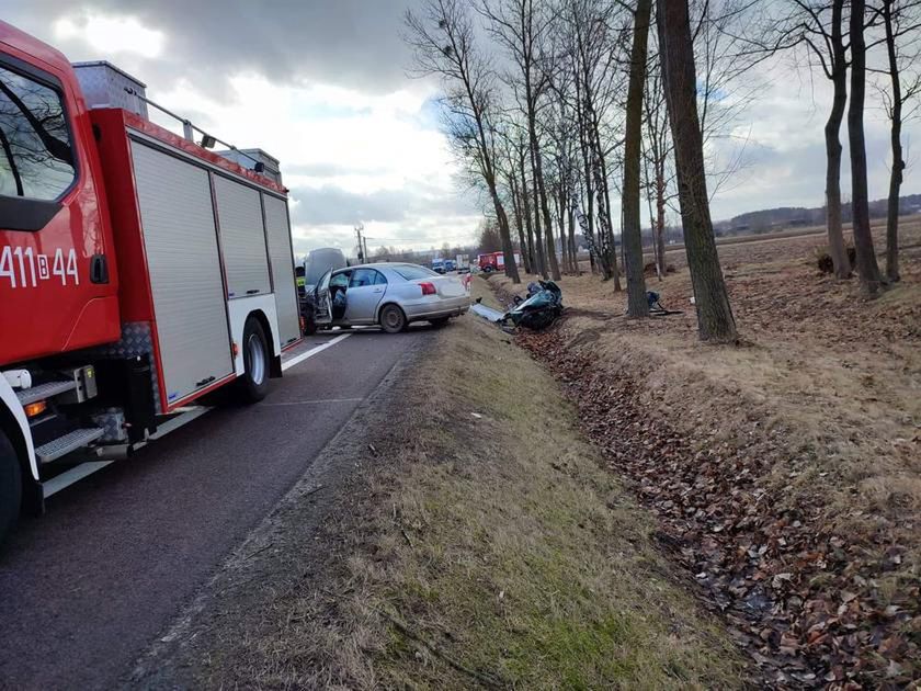 Podlaskie. Zderzyły się dwa samochody i ciężarówka. Jest ofiara śmiertelna.
Fot. KPP w Bielsku Podlaskim
