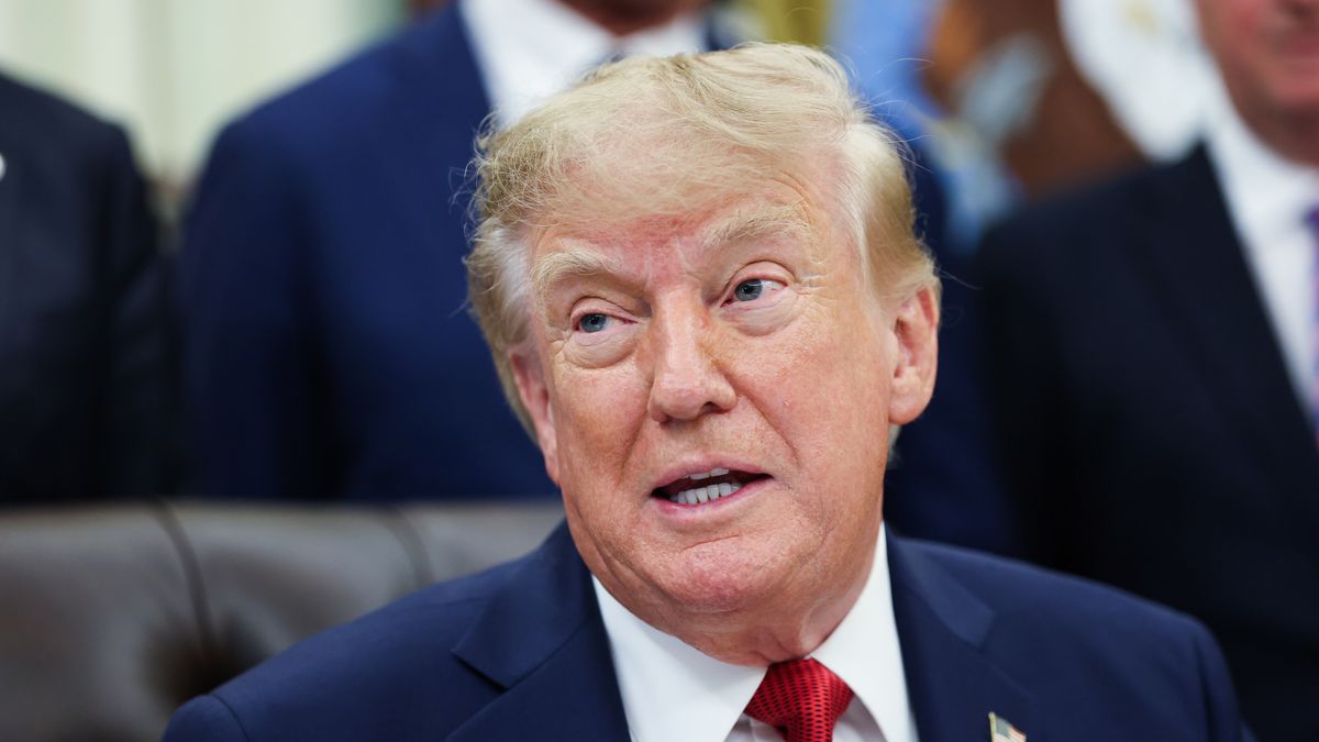 US President Trump announces new 'most favored nation' pricing for Medicaid
epa13249027 US President Donald Trump announces new 'most favored nation' pricing for some drugs in the Oval Office at the White House in Washington, DC, USA, 18 September 2026. Many countries have negotiated prices for certain drugs that are significantly lower than what Americans pay for the same medication and the new deal will allow states Medicaid programs to benefit from those lower prices.  EPA/Samuel Corum / POOL 
Dostawca: PAP/EPA.
Samuel Corum / POOL
sipausawire, xxsipa_usa_owned, DC, Oval Office, Washington, health care, healthcare, news, politics