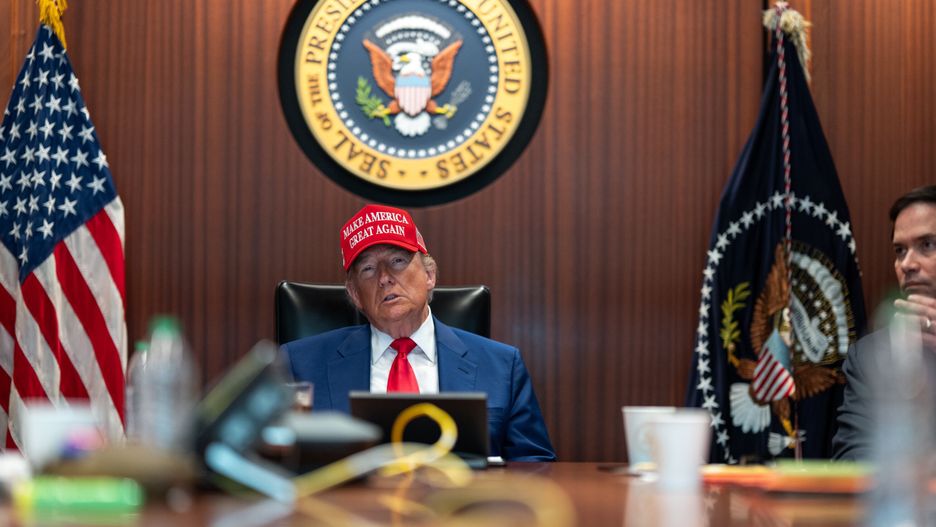 A handout photo made available by the White House shows US President Donald Trump in the Situation Room of the White House in Washington, DC, USA, 21 June 2025. Later in the day, President Trump spoke to the nation about the US bombing of nuclear sites at three places in Iran: Fordow, Natanz and Esfahan. EPA/WHITE HOUSE / HANDOUT EDITORIAL USE ONLY/NO SALESHANDOUT EDITORIAL USE ONLY/NO SALES Dostawca: PAP/EPA.