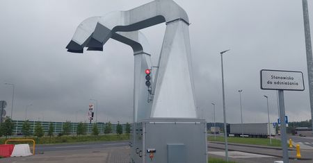 Nietypowe konstrukcje stają przy drogach. Oto do czego służą