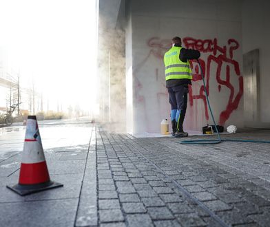 Problem w każdym mieście. Kosztowne sprzątanie po wandalach