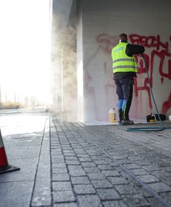 Problem w każdym mieście. Kosztowne sprzątanie po wandalach