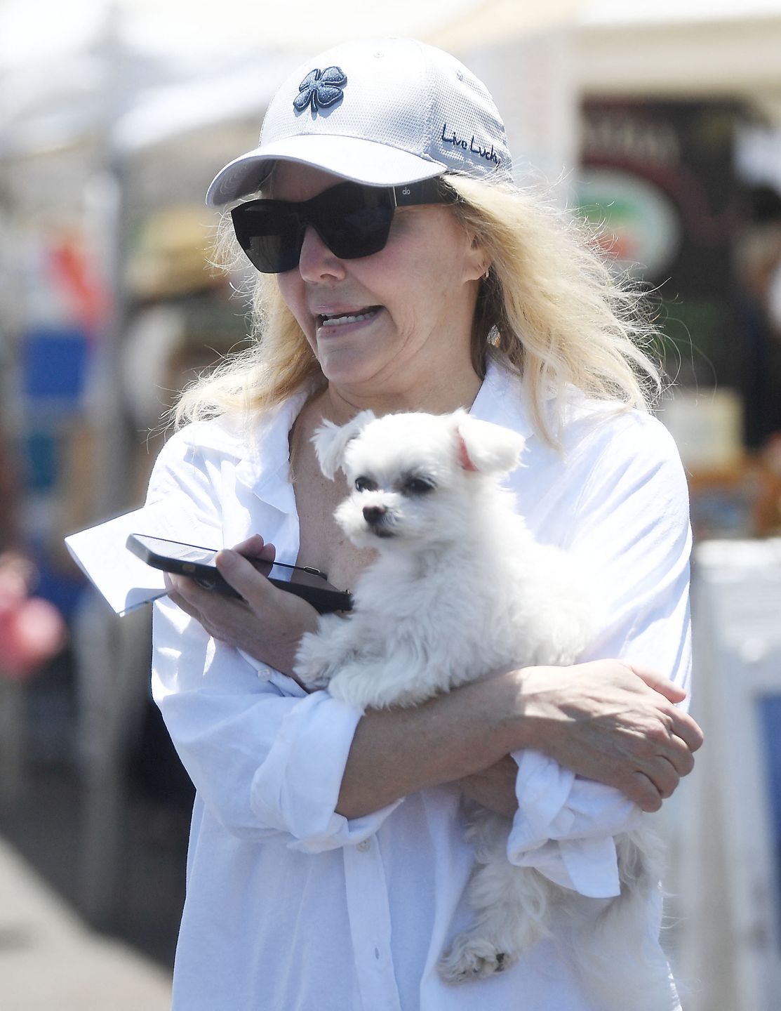 Heather Locklear podczas spaceru z narzeczonym i nowym pieskiem