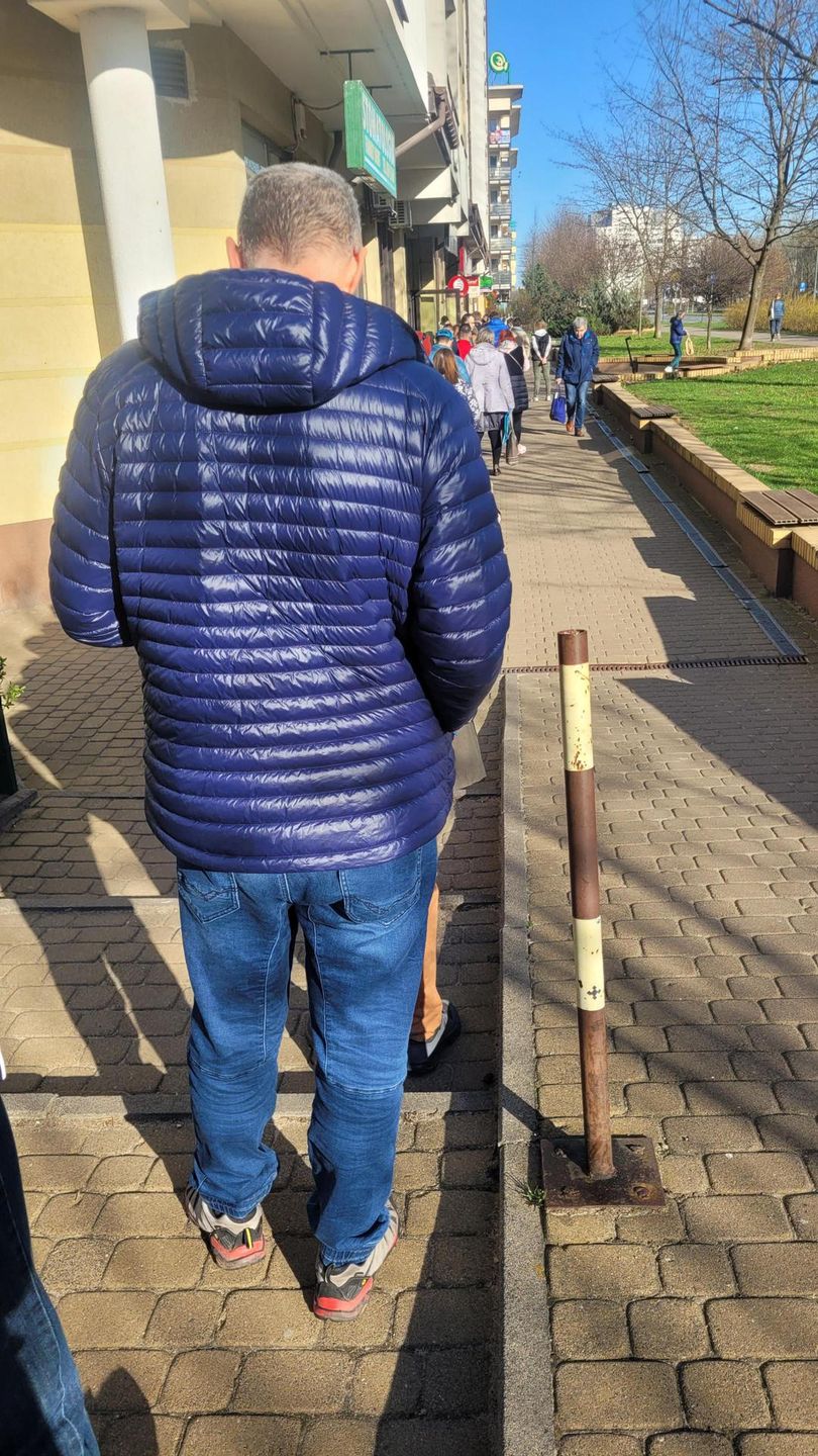 Ogromna kolejka przed piekarnią