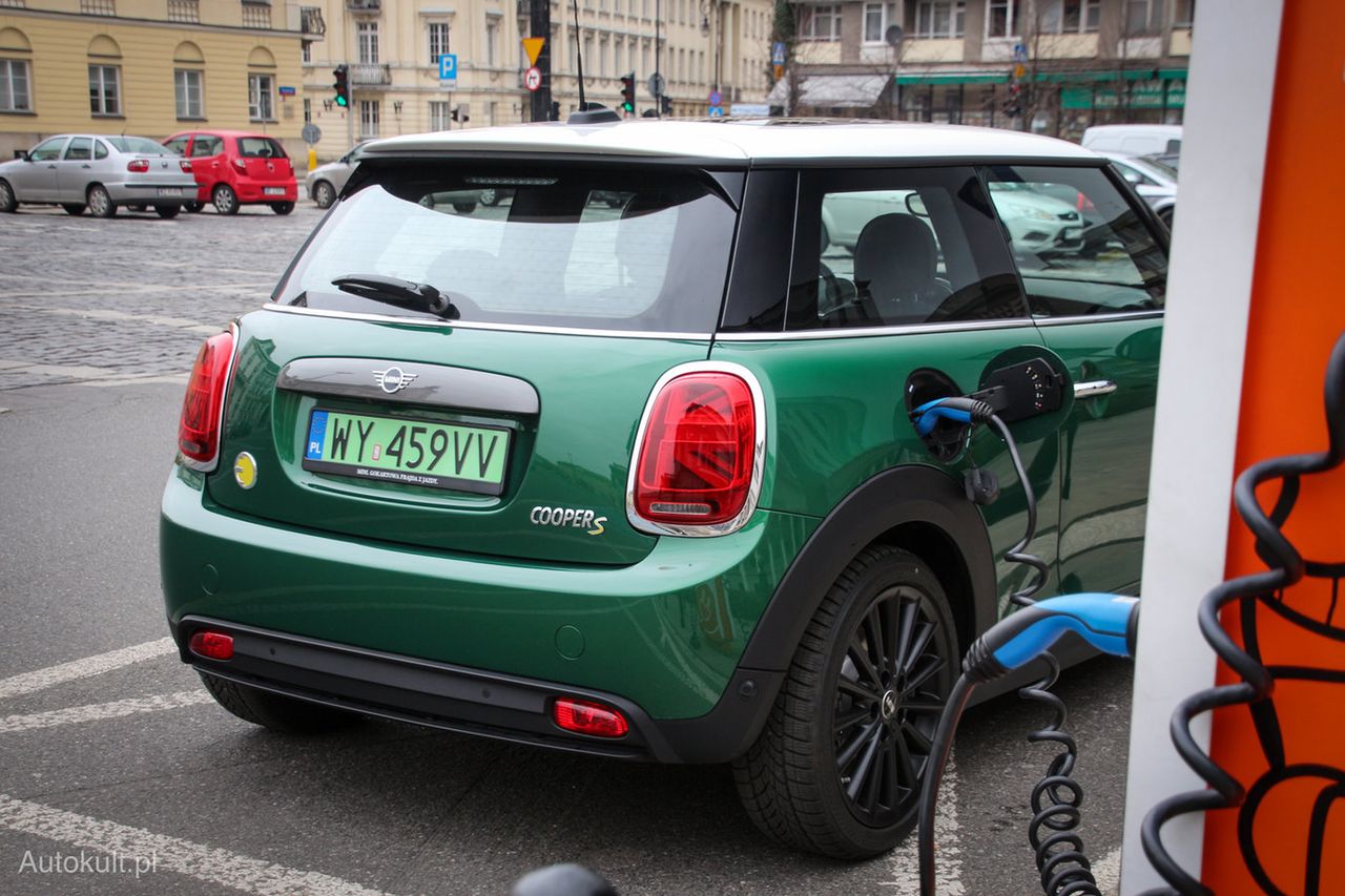 Jeżeli musisz naładować auto na mieście, stacje AC są najtańszym rozwiązaniem