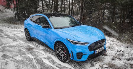 Ford (prawie) rządzi w dostawczakach. Zmiany w "osobówkach" dzieją się na naszych oczach