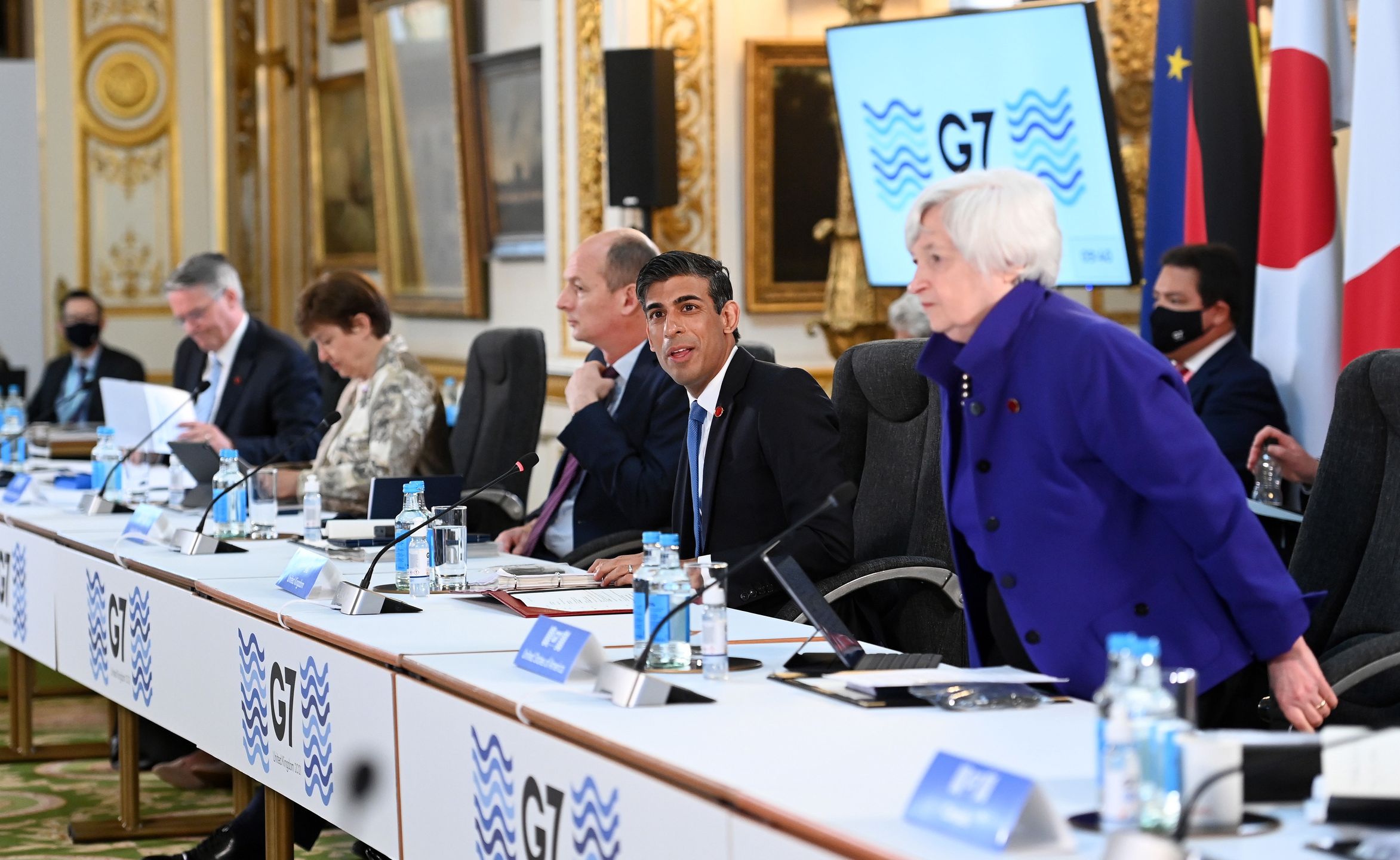 Brytyjski minister finansów Rishi Sunak (drugi z prawej) wita swoich odpowiedników z krajów G7. Na spotkaniu zaproponowano globalną, jednolitą stawkę opodatkowania międzynarodowych korporacji.