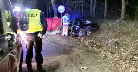 Tragiczny wypadek pod Iławą. 27-latek zginął po uderzeniu w drzewo