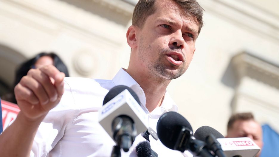 Dzia?acze AGROunii w Ministerstwie Rolnictwa
Warszawa, 27.07.2023.
Ministerstwo Rolnictwa. W siedzibie resortu trwa spotkanie dzialaczy AGROunii z ministrem rolnictwa Robertem Telusem
fot: Oleg Marusic/REPORTER 
N/z: lider AGROunii Michal Kolodziejczak po wyjsciu ze spotkania.
Oleg Marusic/REPORTER