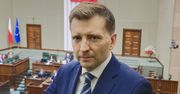 Łukasz Schreiber opublikował w sieci zdjęcie z NOWĄ PARTNERKĄ