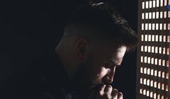 Spowiedź w konfesjonale reklamuje markę Atlas